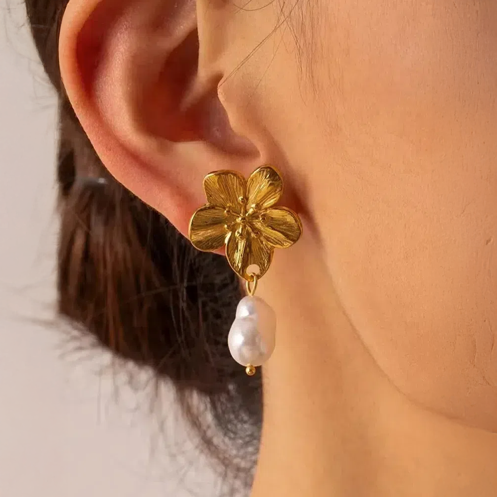 Haléa | Boucles d’oreilles fleur et perles au charme délicat