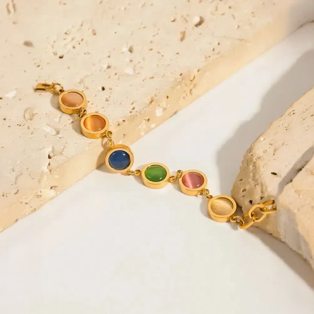 Taryana | Bracelet doré orné de pierres colorées