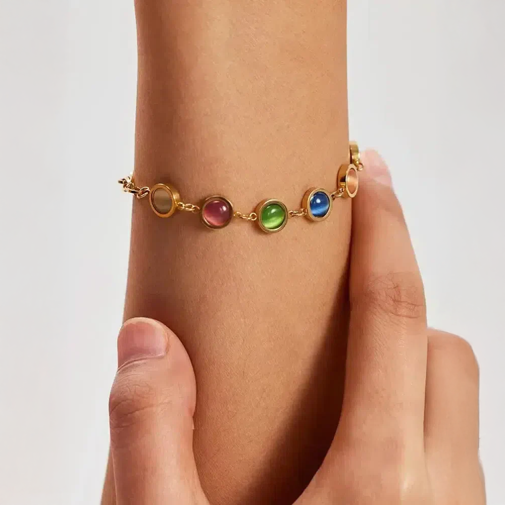 Taryana | Bracelet doré orné de pierres colorées