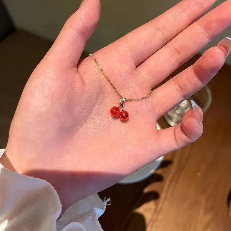 Cléora | Collier doré à breloques cerises scintillantes
