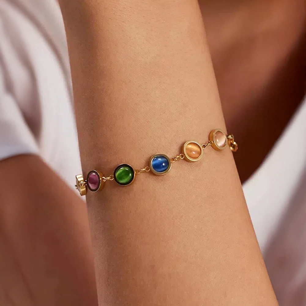 Taryana | Bracelet doré orné de pierres colorées